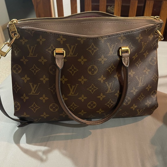 Authentic Louis Vuitton Pallas MM - Picture 4 of 15